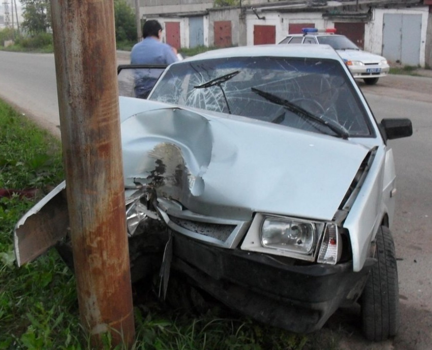 На юге Волгограда 33-летний водитель ВАЗ-2109 врезался в столб: 3 пострадали