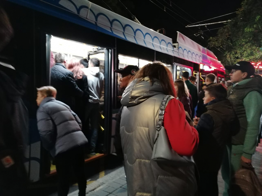 Волгоградцы толпой ринулись в общественный транспорт после празднования Дня города