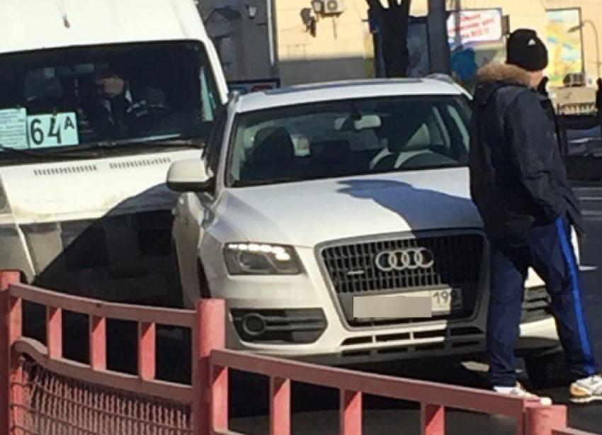 Audi с московскими номерами столкнулась с маршруткой №64А в Волгограде