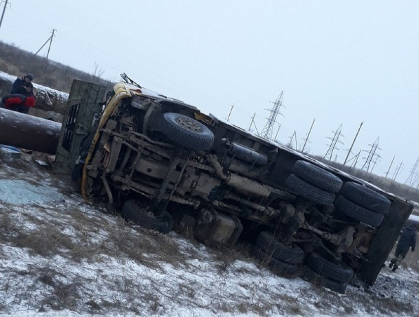 Груженный мусором МАЗ перевернулся под Волгоградом: водитель погиб 