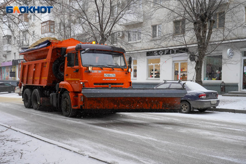 Коммунальщиков Волгограда просят в полную силу бороться с гололедом