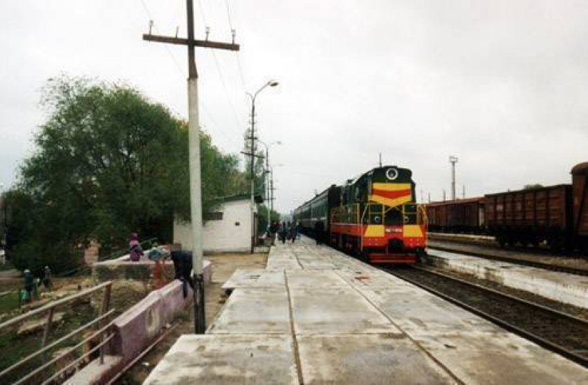 В Камышине 27-летнюю девушку сбил поезд