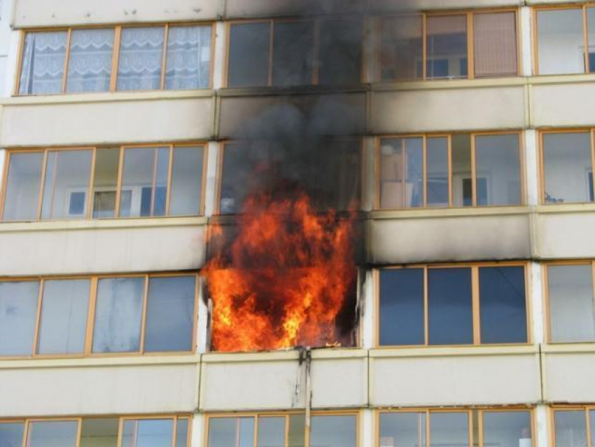 В Волжском из-за пожара в многоэтажке эвакуированы 40 человек