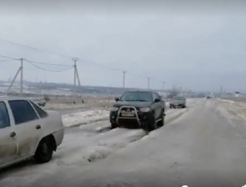 Волгоградцы устроили вынужденный ралли-рейд на замерзшей дороге