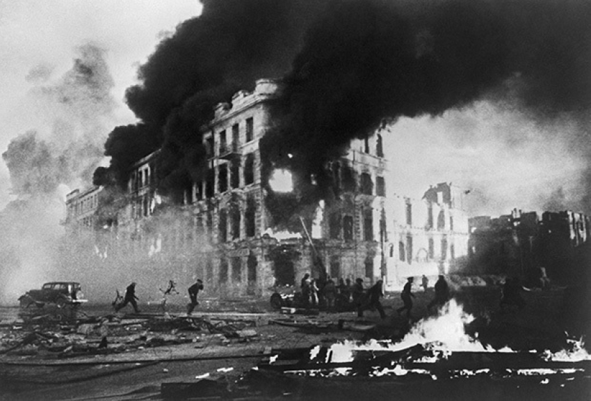 27 октября 1942 года – в Сталинграде советские воины не пускают врага к Волге в районе «Красного Октября»