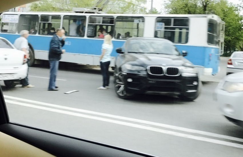 Леди на BMW протаранила троллейбус на западе Волгограда