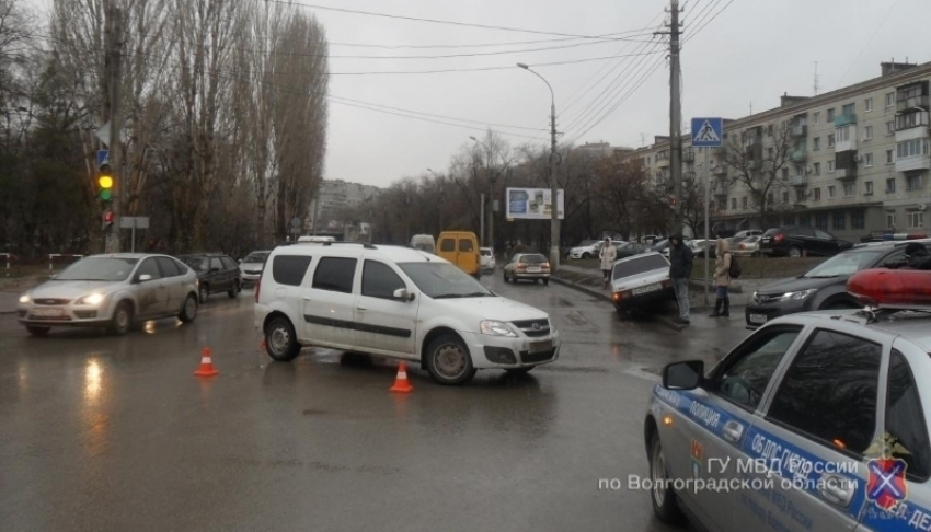 В центре Волгограда «Лада» влетела в ВАЗ-21099 и сбила 18-летнюю девушку-пешехода