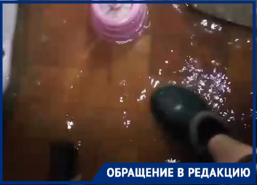 «Чистый четверг»: в Волгограде из сгнившего стояка затопило три квартиры — видео 