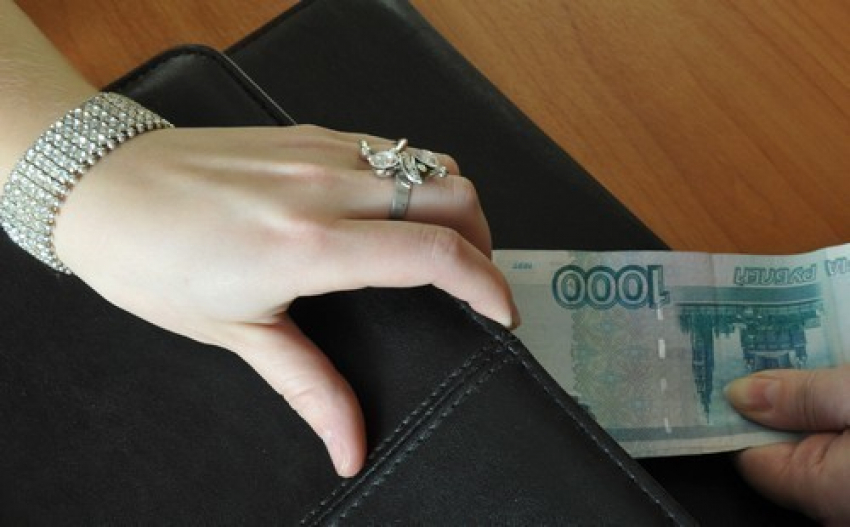 Сотрудница волгоградского Роспотребнадзора попалась на взятке в 30 тысяч