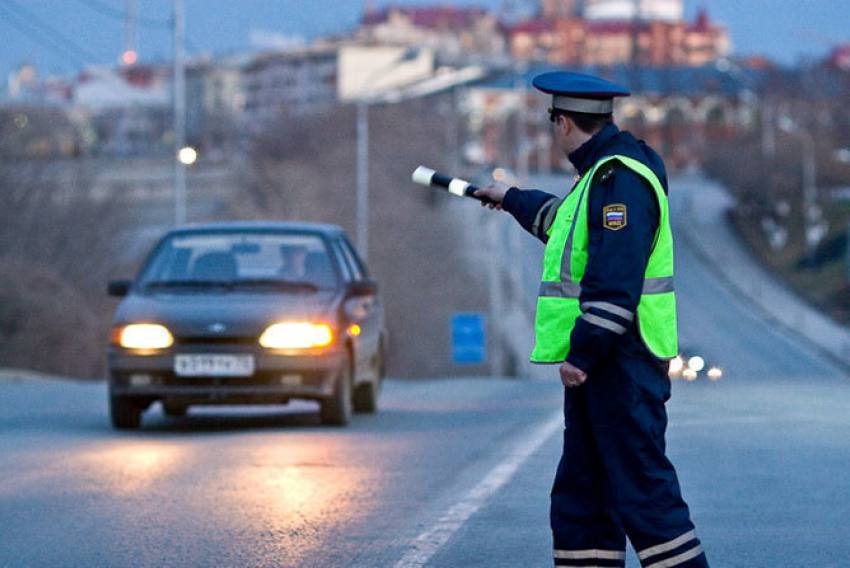 В Волгограде инспектора ГИБДД осудят за взятку в 30 тысяч