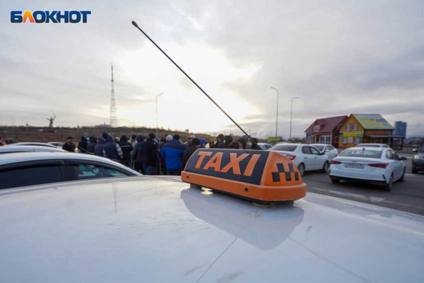 Таксист набросился с оскорблениями на волгоградку из-за сбоя с оплатой