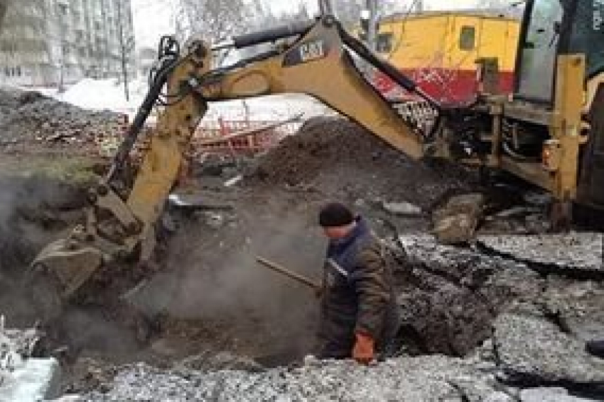 Коммунальщики устранили крупную аварию в Советском районе Волгограда 