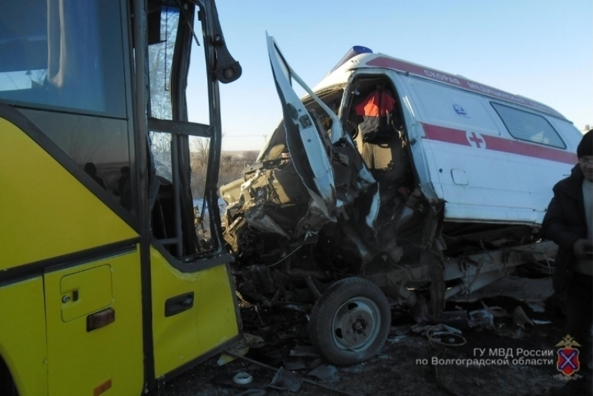 Крупное ДТП скорой и автобуса под Волгоградом: водитель и трое пассажиров в больнице