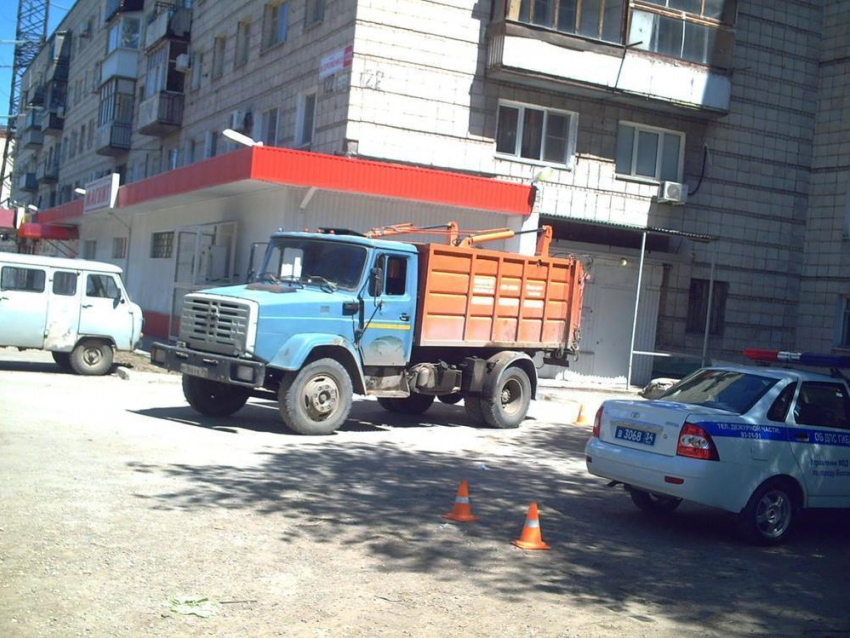 Водитель грузовика сбил 48-летнюю волгоградку, двигаясь задним ходом