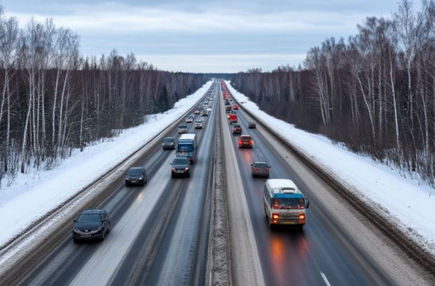 Более 250 единиц спецтехники круглосуточно чистят волгоградские трассы 