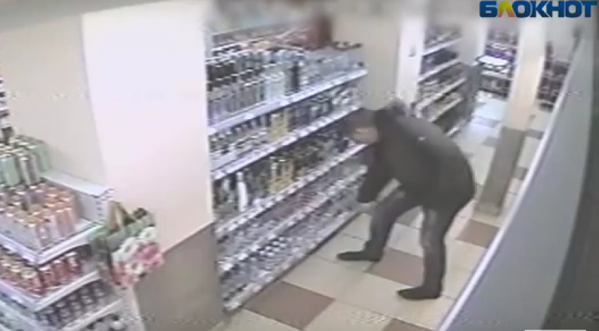 На видео попала кража коньяка в магазине самообслуживания под Волгоградом