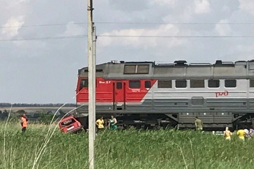 Поезд раздавил 33-летнюю женщину-водителя ВАЗа под Волгоградом
