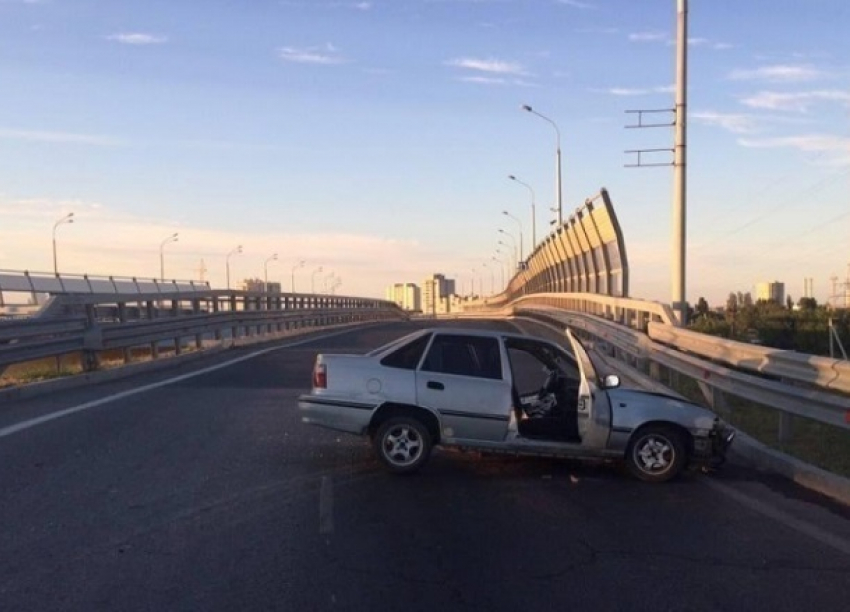 Водитель Daewoo протаранил ограждение на мосту через Волгу 