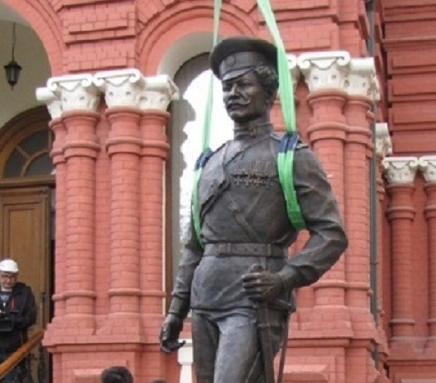 В Волгограде установили памятник казаку-герою Константину Недорубову