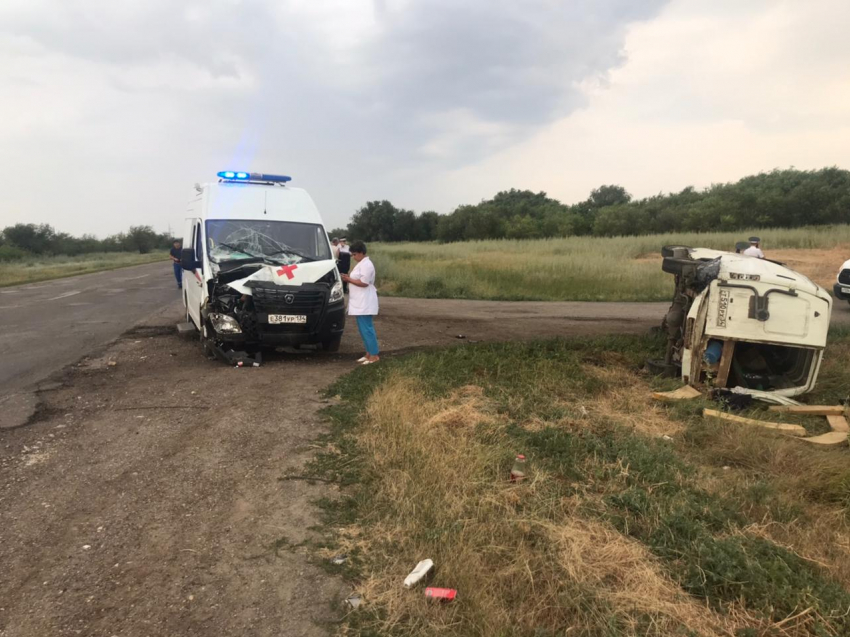 Четыре человека пострадали в ДТП со скорой на трассе под Волгоградом