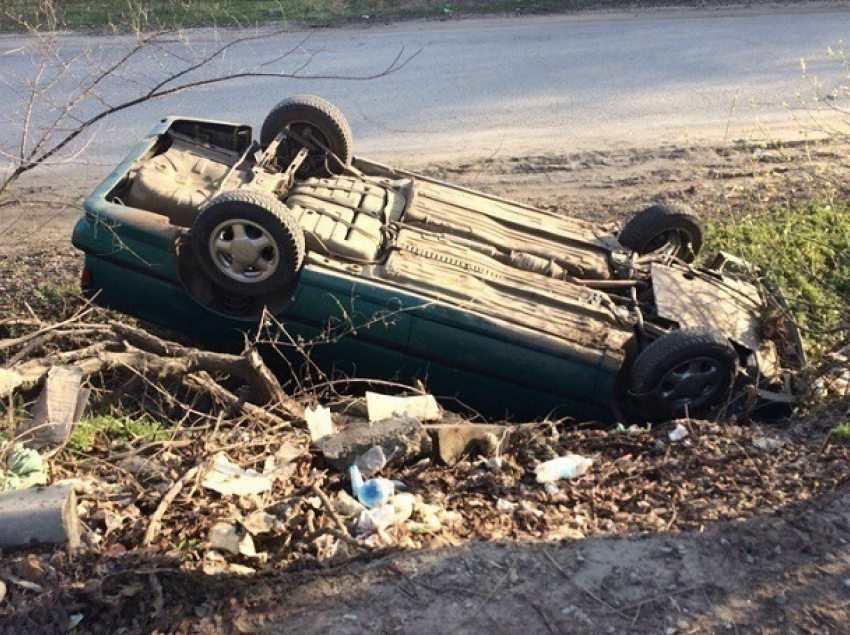 Водитель иномарки опрокинулся в кювет на юге Волгограда 