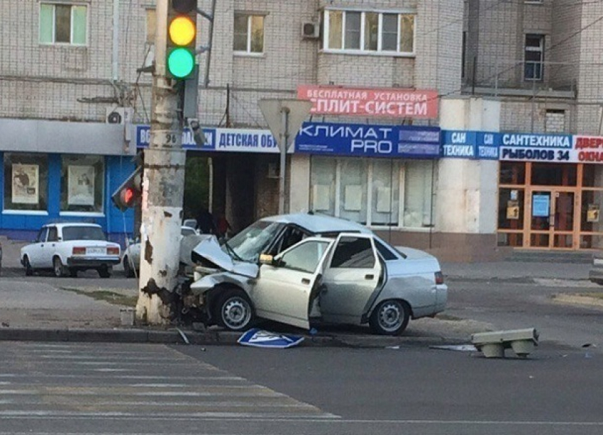 На севере Волгограда уснувший водитель «Лады» въехал в столб