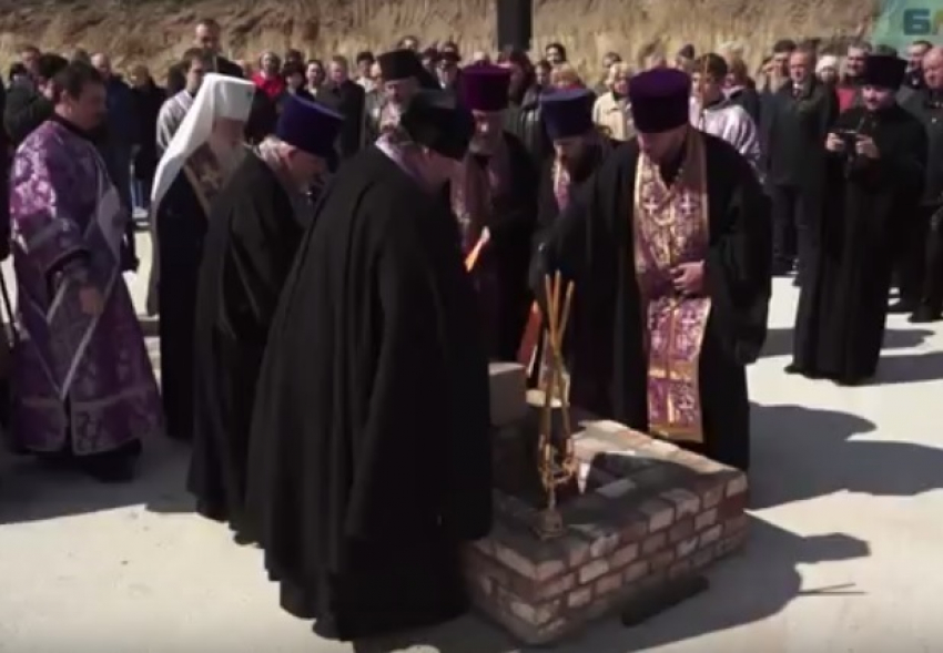 Видео закладки памятного камня в основание собора Александра Невского