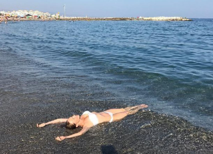 Джанабаева похвасталась по-девичьи подтянутой фигурой на пляже 