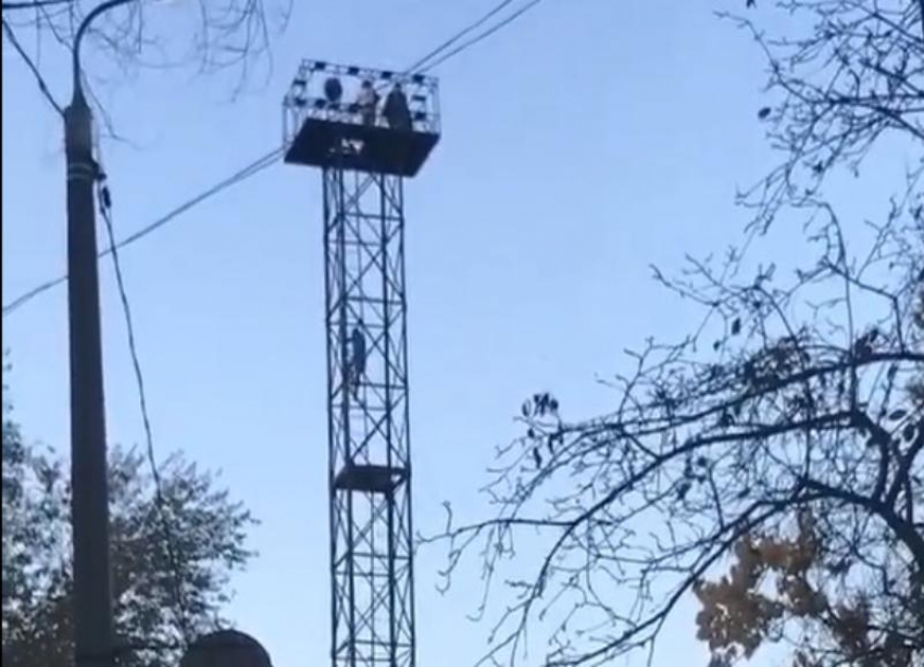 На видео попало, как бесстрашные дети в Волгограде залезают на вышку высотой с 5-этажный дом