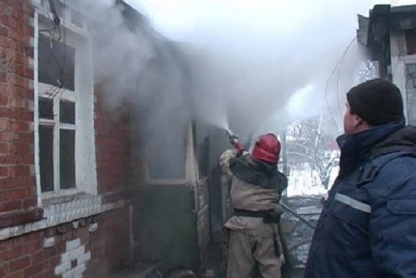 Пожарные эвакуировали четырех человек во время пожара в Волжском