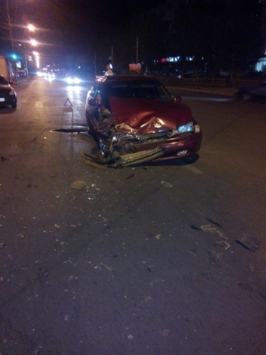 В Волжском столкнулись «Нексия» и «ВАЗ»: пострадала женщина