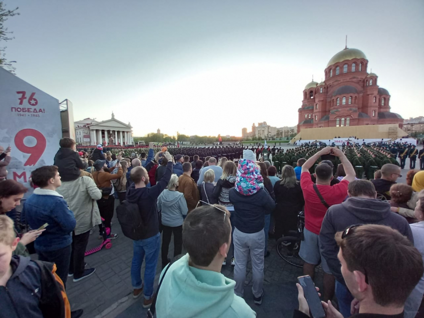 Толпы волгоградцев пришли посмотреть на вторую репетицию парада Победы