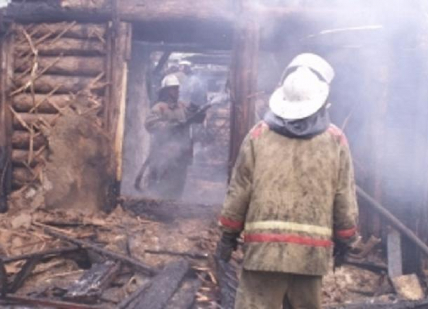 В Волжском при пожаре на даче пострадал человек