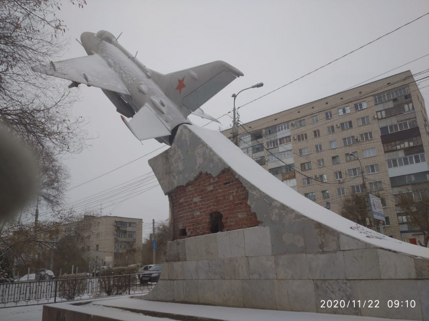 «Какой позор за нашу власть»: ремонт кирпичного постамента памятника в Волгограде оценили в стоимость коттеджа