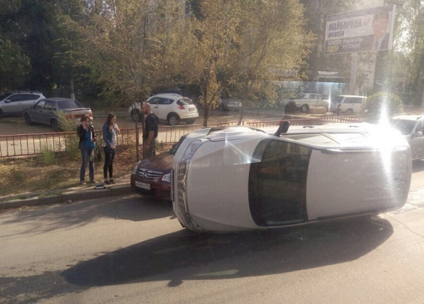 На дороге Волгограда Subaru легла на бок