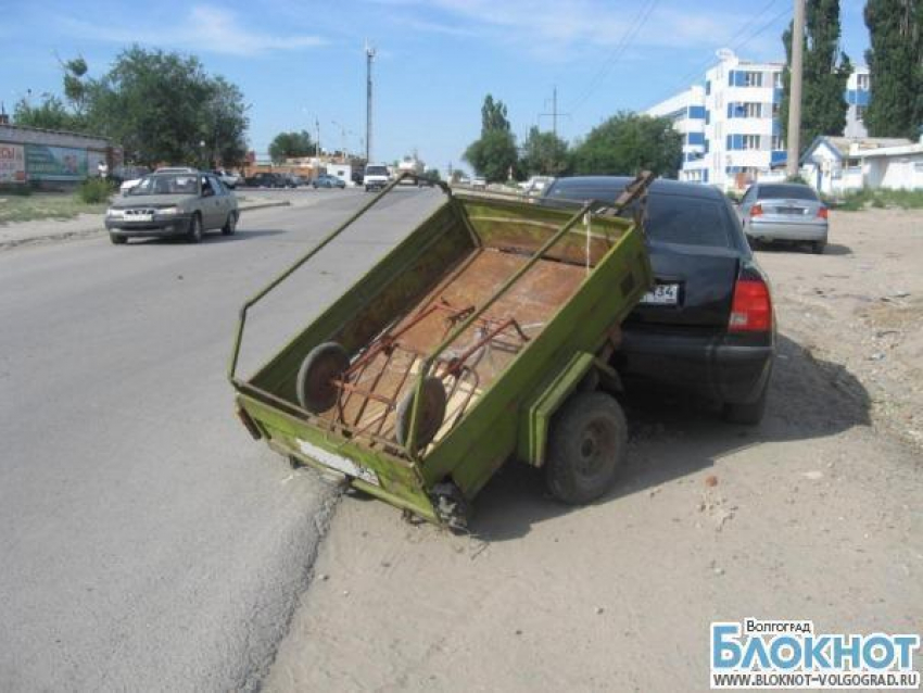 В Волгограде прицеп от «шестерки» въехал в припаркованный автомобиль