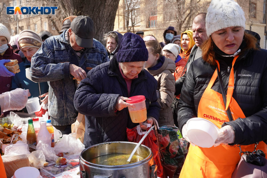 «В крепкие морозы приходит ещё больше»: голодные дети и взрослые стоят в очереди за горячей едой в Волгограде
