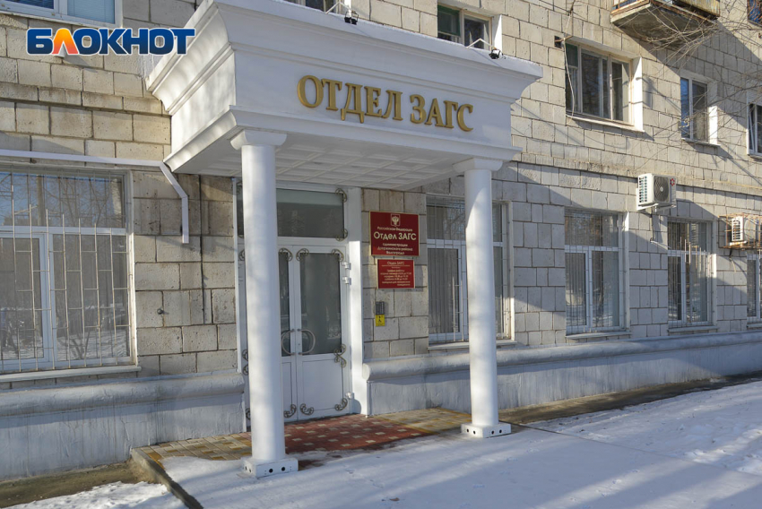 Белые стулья-троны закупают за 300 тыс для волгоградского ЗАГСа