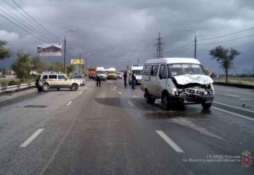 Водитель волгоградской маршрутки и 5 его пассажиров попали в больницу