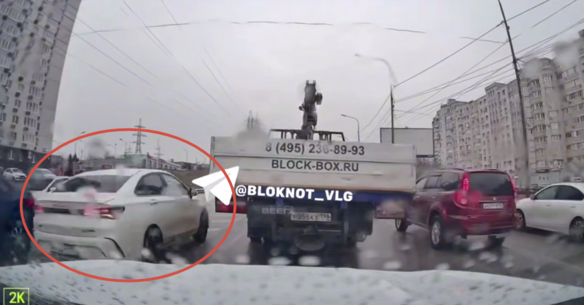 «Из-за таких люди гибнут»: пролет дерзкого китайца попал на регистратор в Волгограде