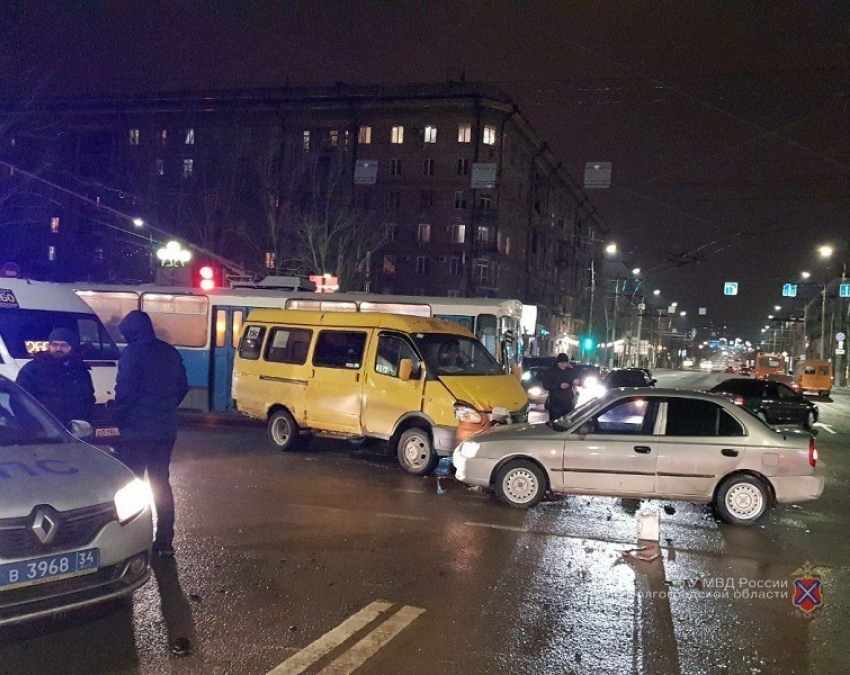 На видео попало столкновение маршрутки и иномарки в центре Волгограда: пострадали 4-летняя и 22-летняя пассажирки 