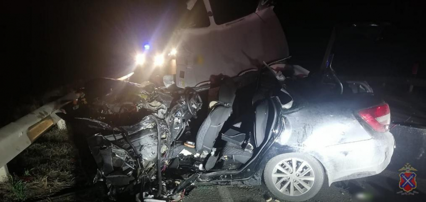 Мужчина погиб в сплющенной LADA под Волгоградом 