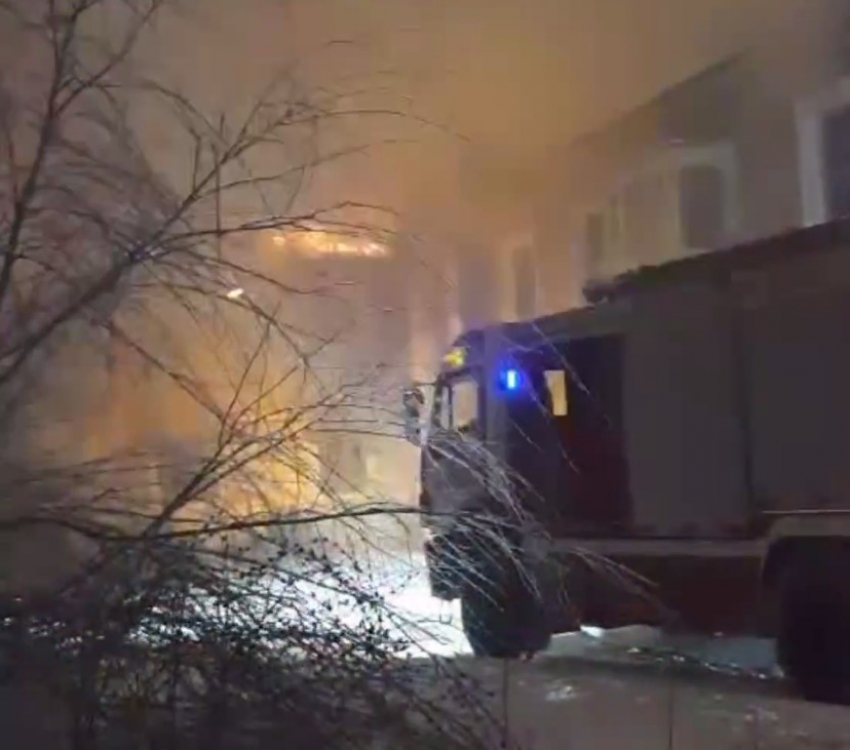 Многоквартирный дом в Волгограде сгорел на глазах своих бывших жильцов