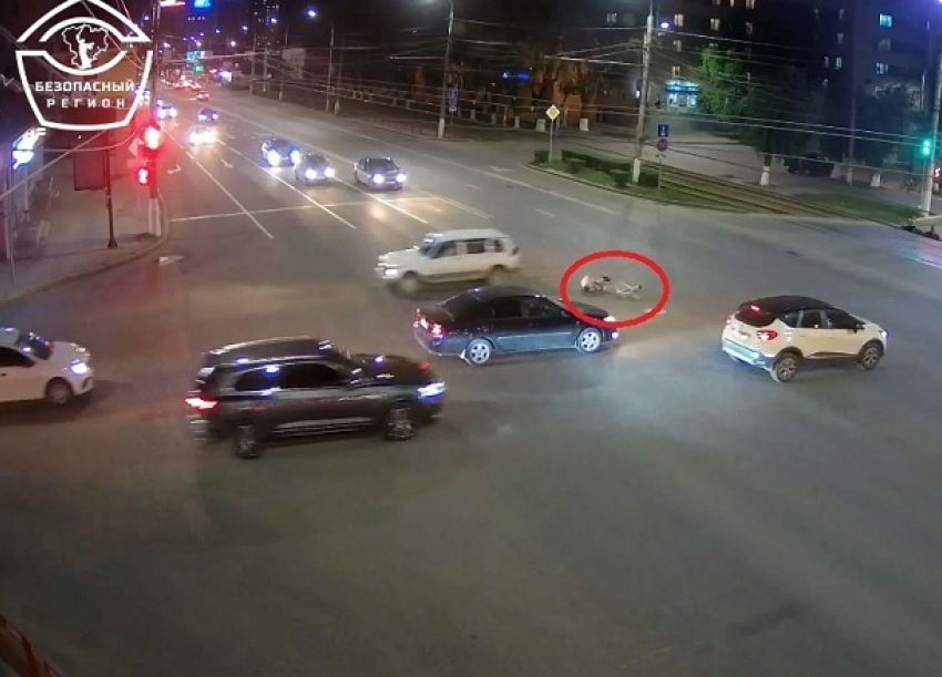 Пролетел на «красный»: опубликовано видео жесткого столкновения велосипедиста с легковушкой в Волгограде