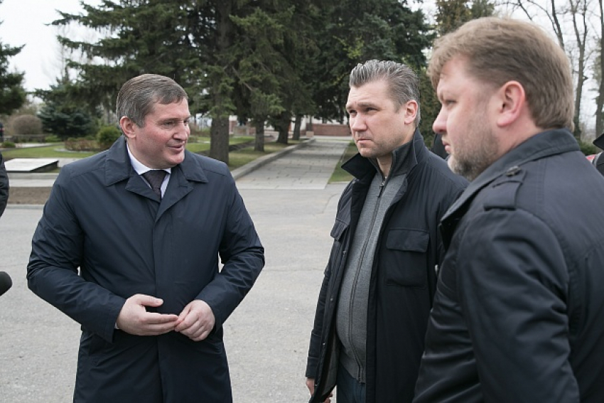 Двойные стандарты: губернатор Андрей Бочаров не носит маску и не соблюдает дистанцию
