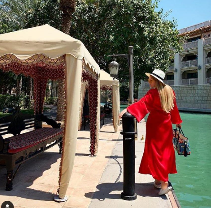 Ирина Дубцова прогулялась по Дубаю в красном халате
