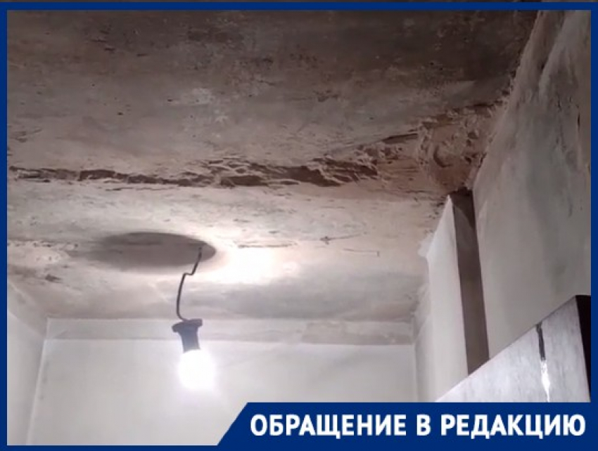В Волгограде из-за потопа рушатся потолки в многоэтажке: видео