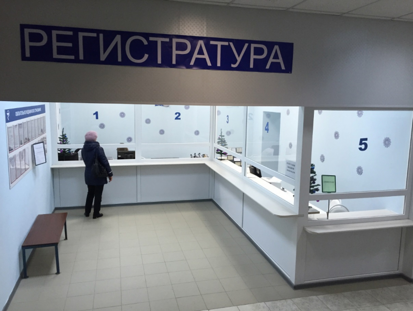 В поликлинике Волгограда 70-летним пенсионерам предложили «изыскать способ привиться платно"