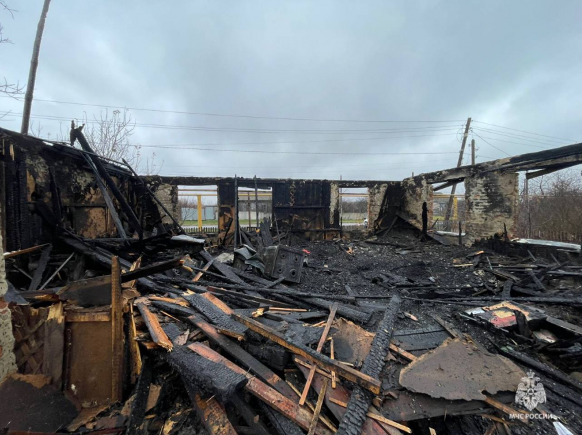 Дом сгорел дотла: молодая волгоградка пострадала из-за электросветильника  