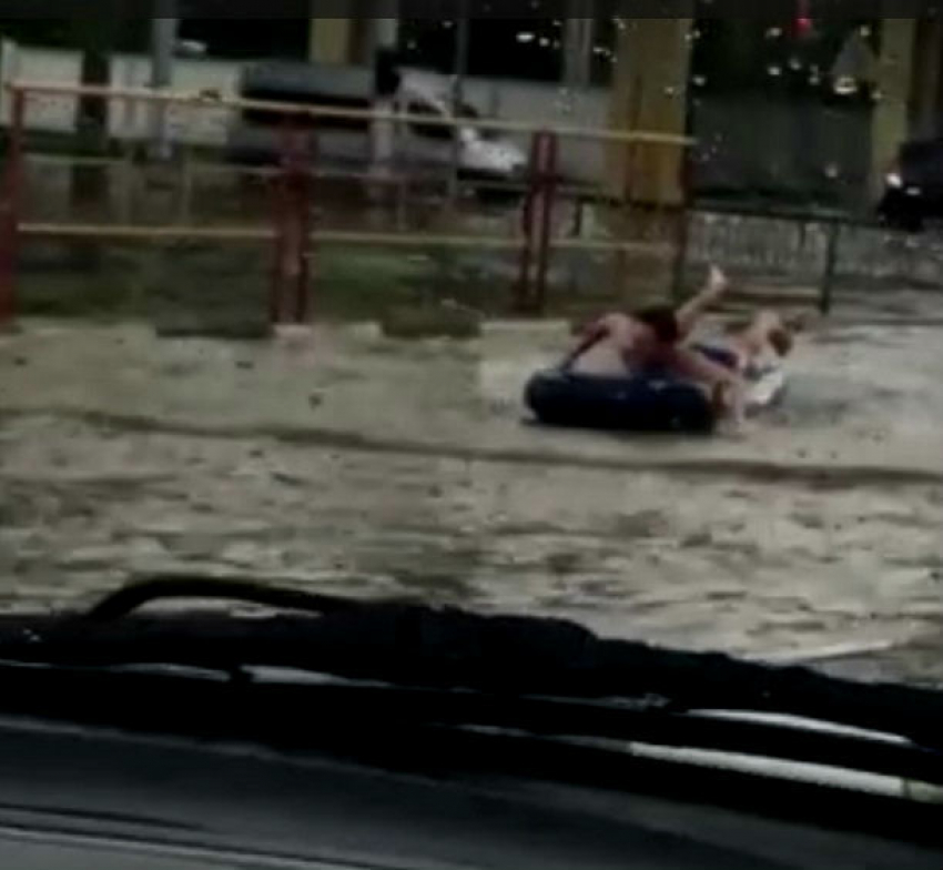 Заплыв волгоградца на матраце по затопленному центру города сняли на видео